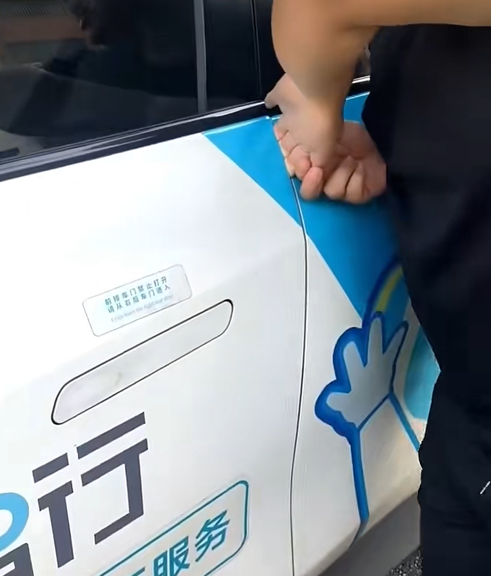小马智行回应乘客被夹手事件:已配合交警调查,属意外而非交通事故