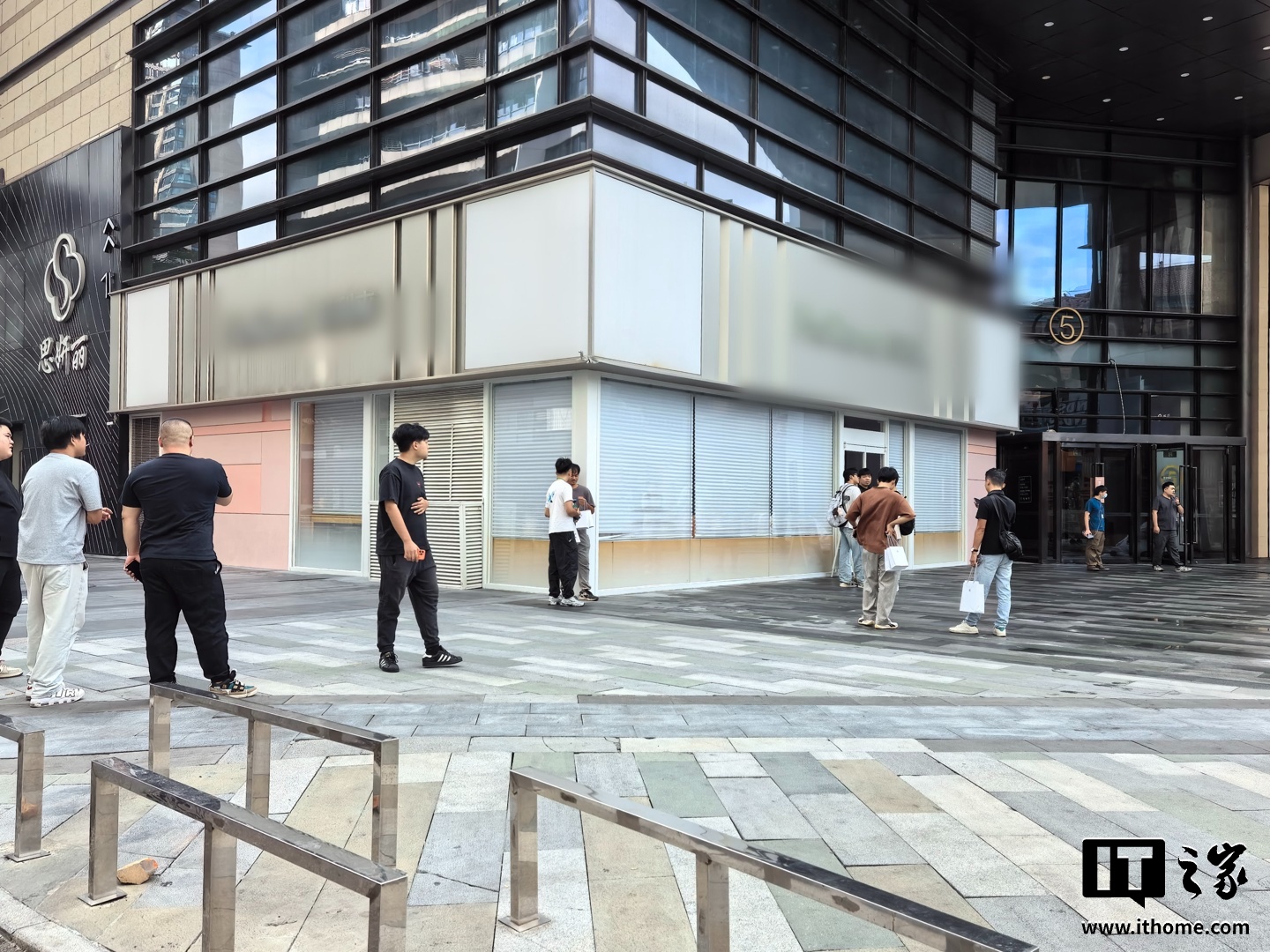 直击苹果首款折叠屏 iPhone Duo 发售现场,首发日黄牛加价千元回收手机