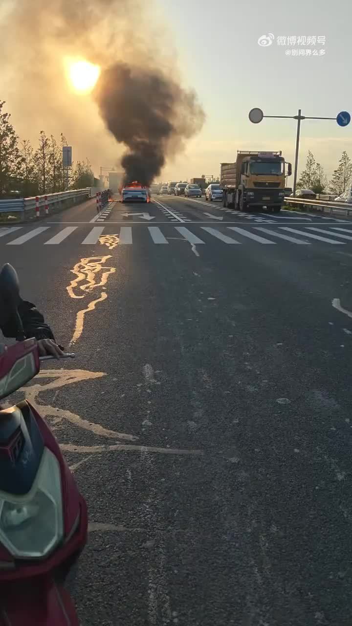 奕境曾清林回应浙江台州奕境 X9 起火事故:车辆刹停时被重载渣土车追尾,三位乘客无人受伤