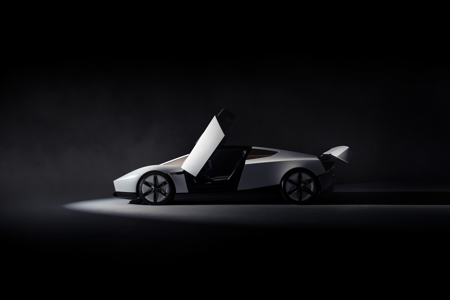 法拉利 CEO 维尼亚盛赞特斯拉 Roadster 设计:行业正需要这种大胆创新