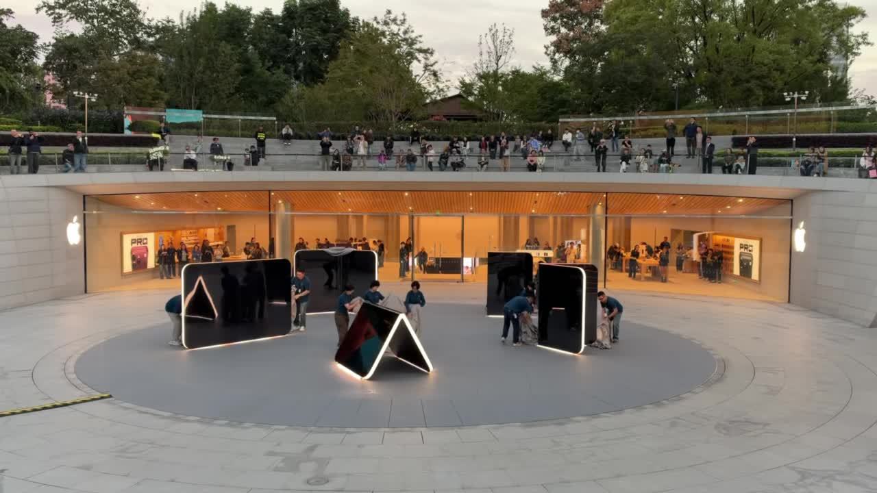 苹果 Apple Store 零售店 iPhone Duo 巨型雕塑揭幕首秀:全球四家店展出,中国有一家