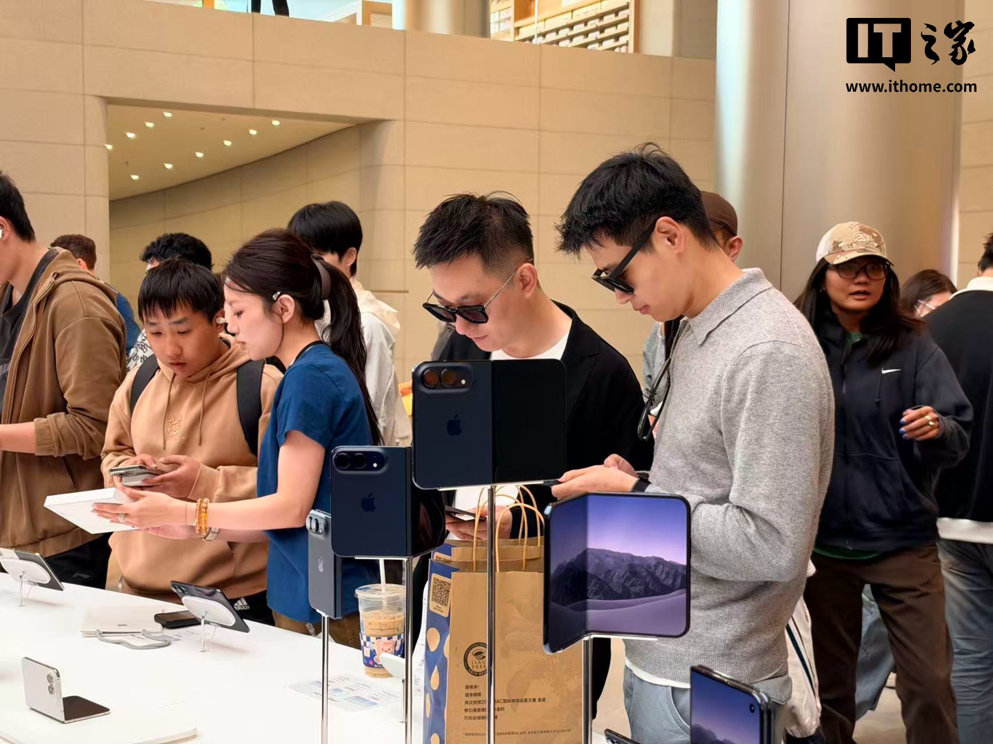 中国联通:已在苹果直营店 / 授权店安排千余名驻店员,协助 iPhone Duo 购机用户现场开通 eSIM