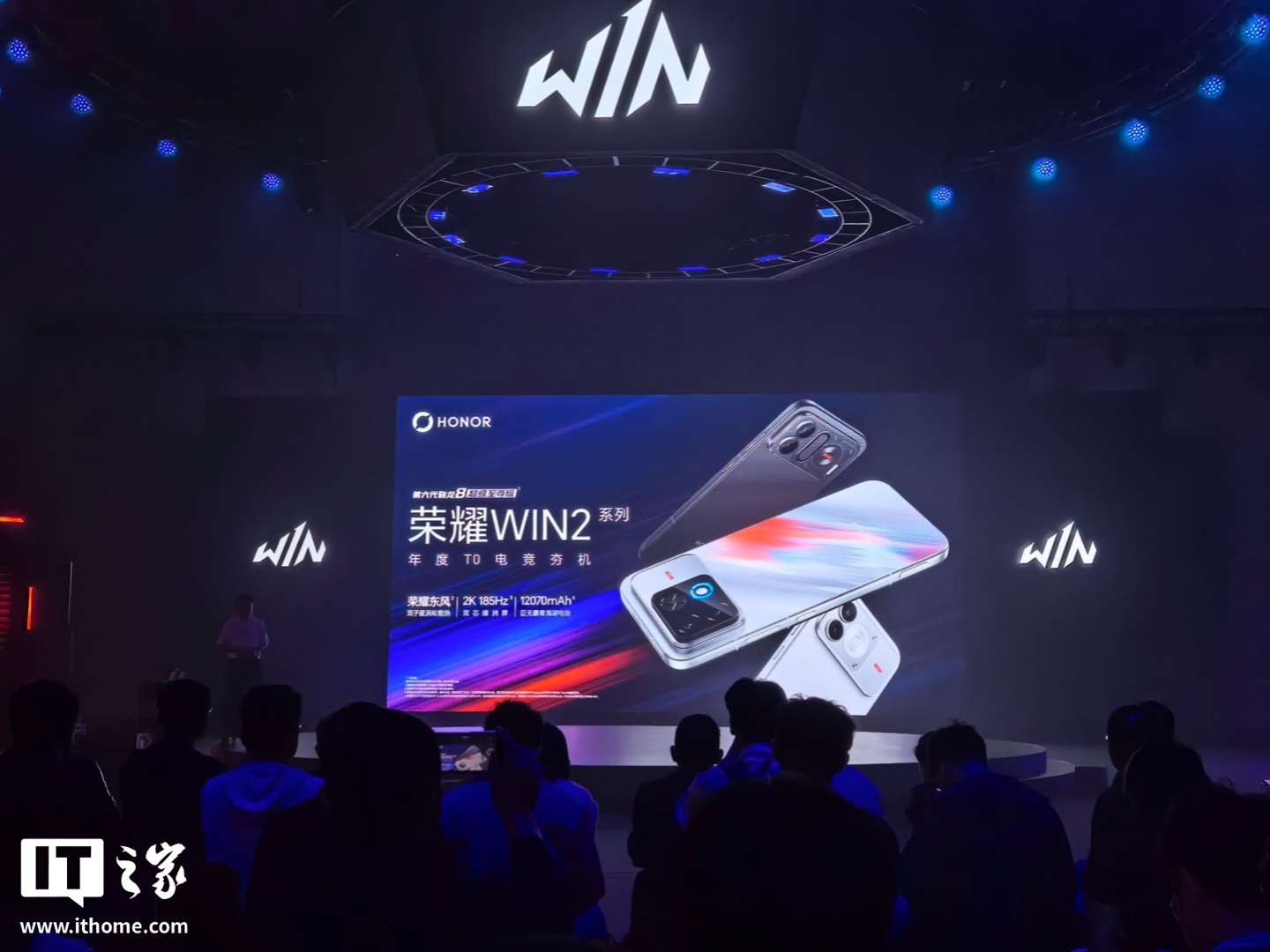 荣耀 WIN 2 × 三角洲行动职业赛事联名款真机首曝，采用曼德尔砖涂装设计