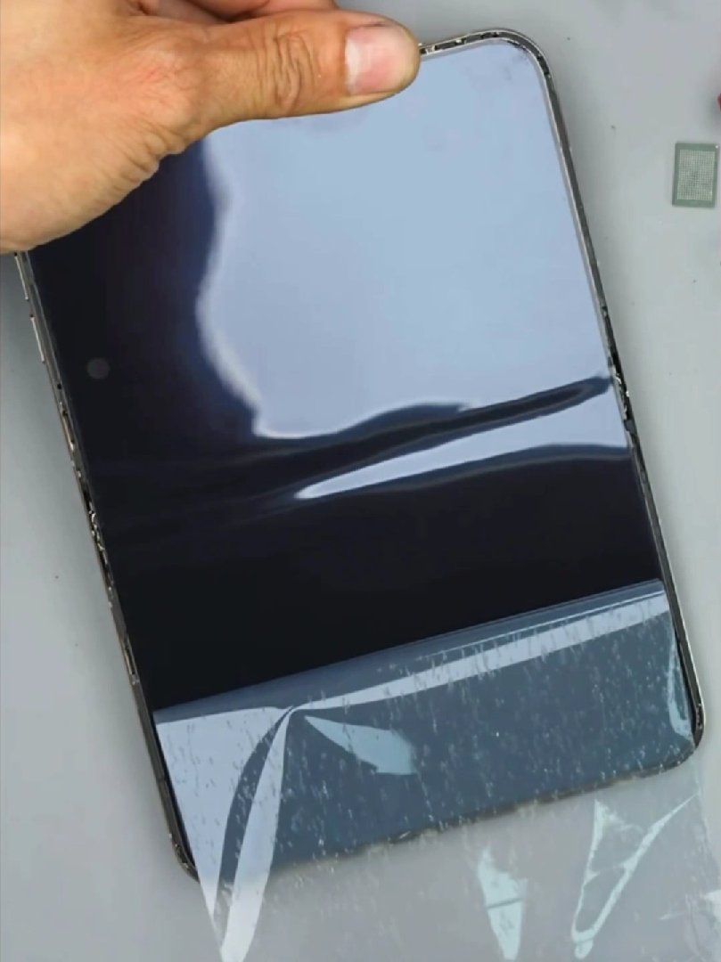 苹果 iPhone Duo 内屏磨砂膜能徒手撕下:秒变亮面屏,但小心损失 7998 元