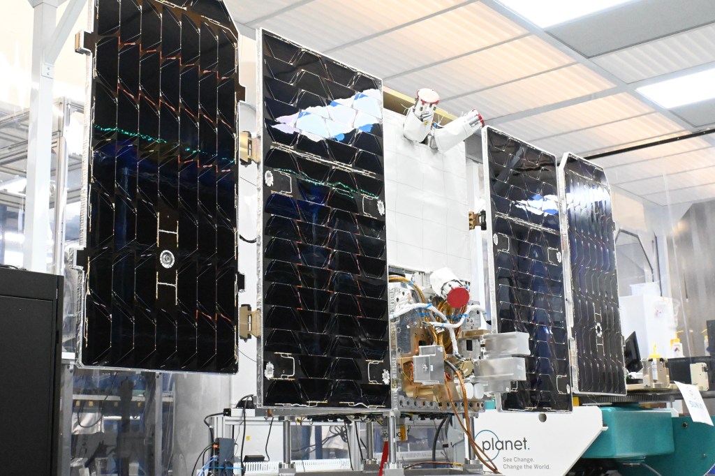 谷歌首次送先进芯片上天,估算 SpaceX 星舰发射 1800 次才能让太空数据中心“飞起来”