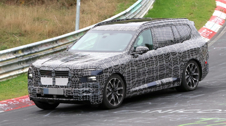 引入新世代设计，宝马 iX7 纯电旗舰 SUV 最新谍照曝光