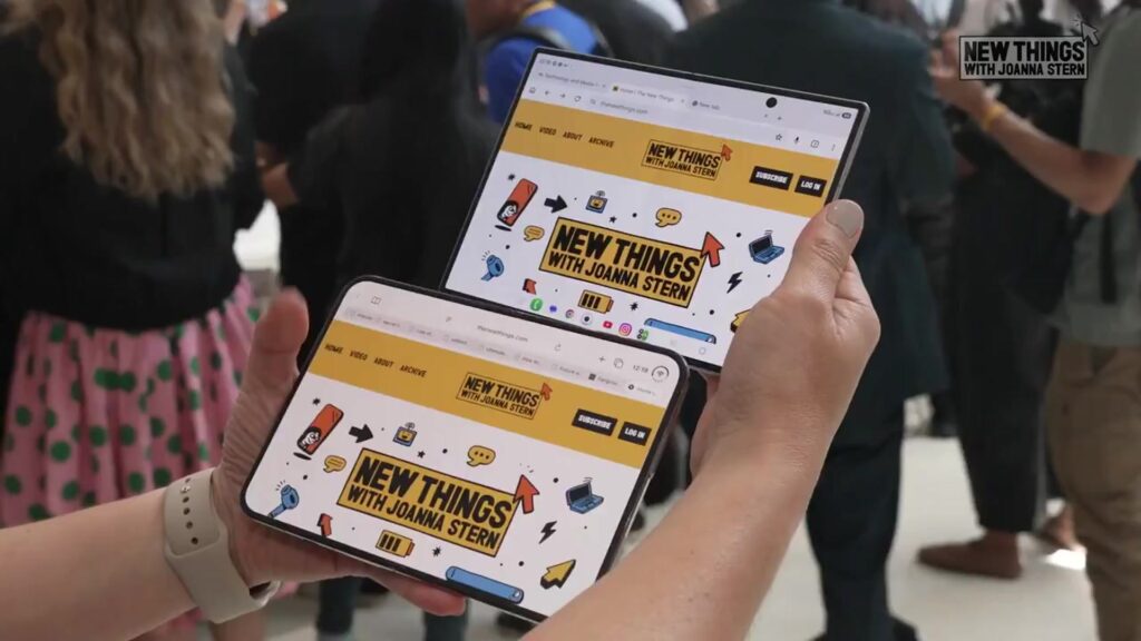 苹果 iPhone Duo 和三星 Galaxy Z Fold8 手机折痕对比