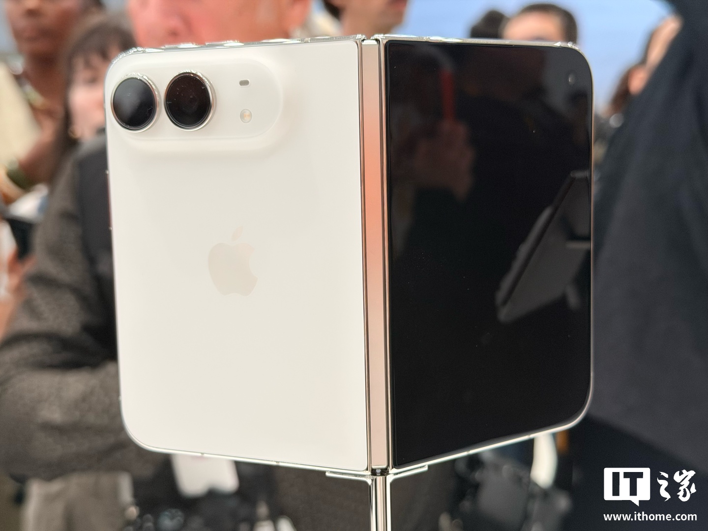 古尔曼爆料苹果第三代 iPhone Duo 折叠手机:配长焦镜头,8 英寸出头内屏