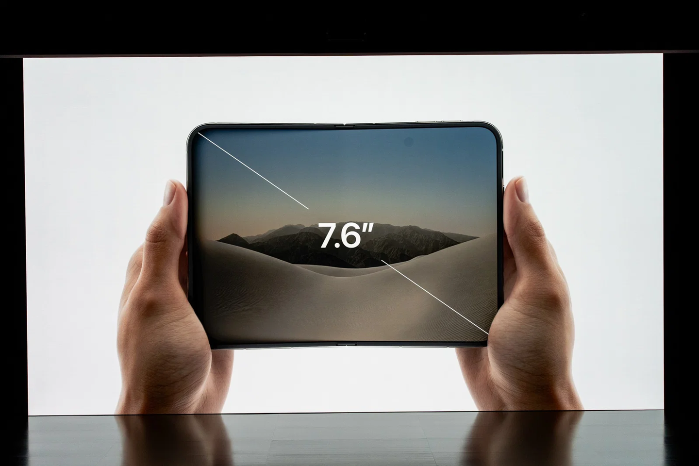 苹果首款折叠 iPhone Duo 内外屏确认均支持 Apple Pencil 手写笔