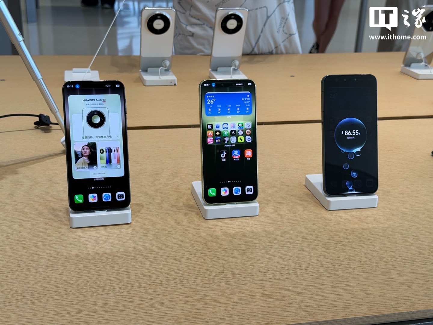 华为 Mate 90 系列手机线下展出:多彩拼色设计、原生“巨炮”模块相机,10 月 1 日发布