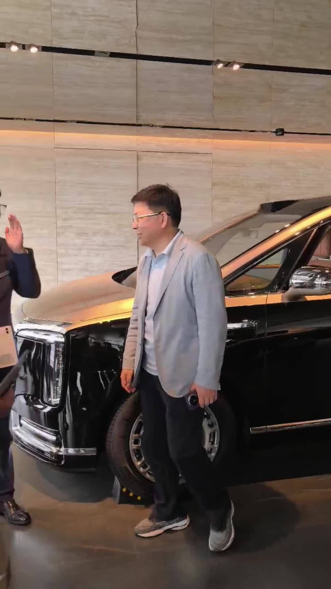 高端用户的终极之车:华为余承东透露鸿蒙智行尊界 SUV 非常非常高端,价格上也非常有诚意