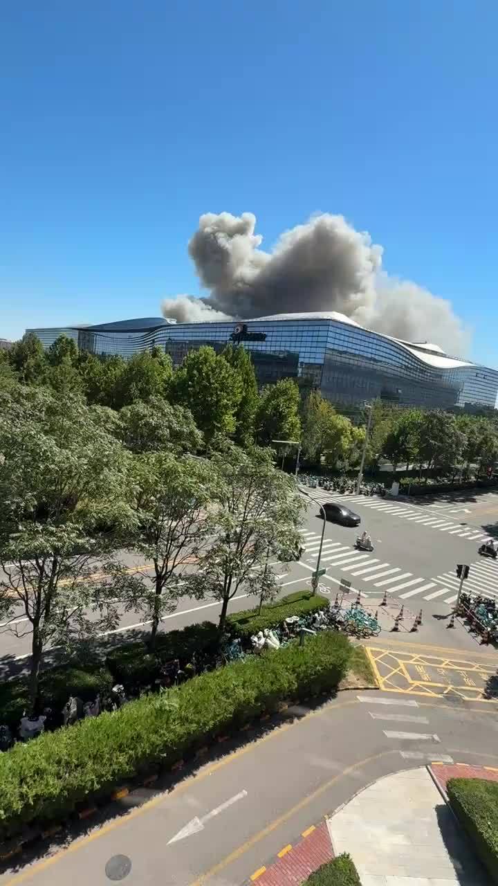 微博 CEO 王高飞辟谣“总部着火”:隔壁一个厂房起火