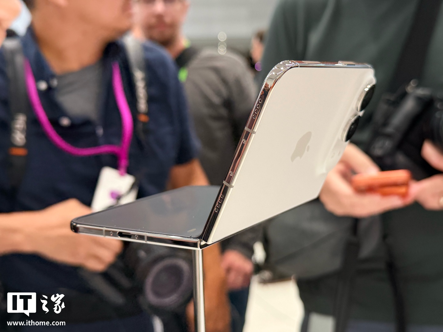 曝 iPhone Duo 首周激活销量约 12.5 万台,苹果同时包揽 W43 单周销量榜 TOP5