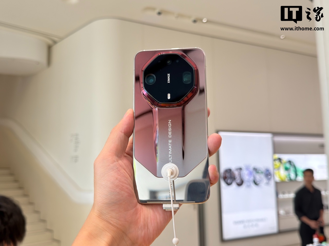 华为 Mate 90 Pro Max 旗舰机首个版本更新内容曝光,实装四卡三待、3D 动态照片等功能